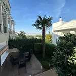 Blessings With Private Garden And Parking Apartament