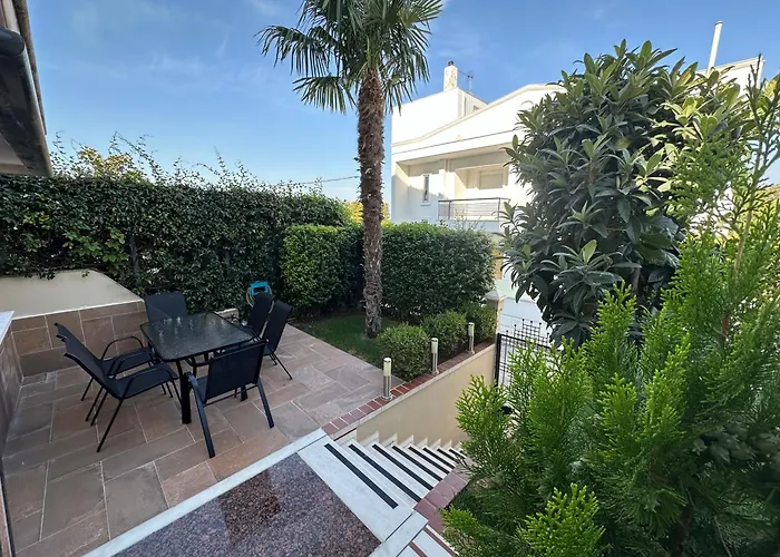Blessings With Private Garden And Parking *